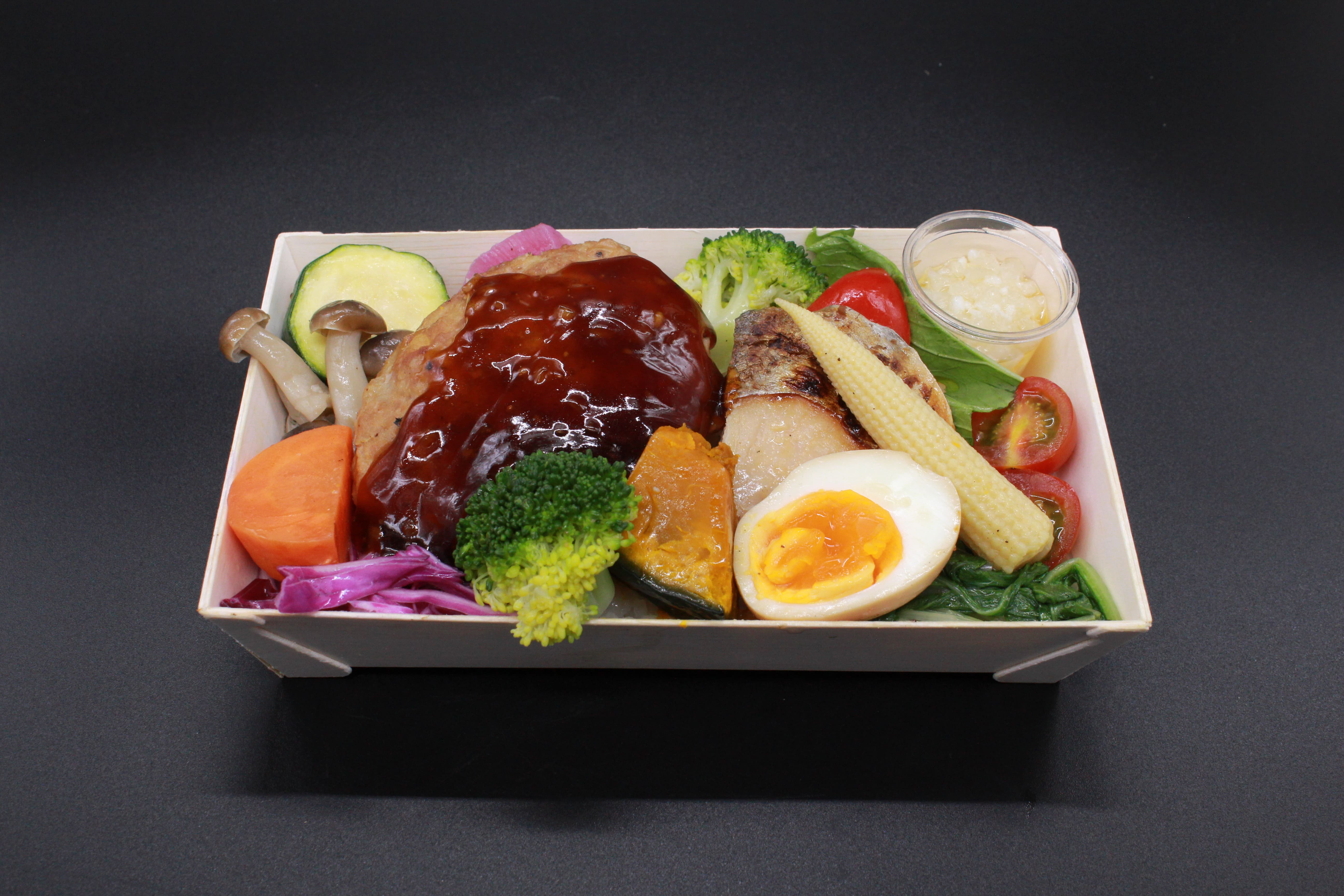 和牛ハンバーグとサワラ西京焼きの蒸し野菜弁当