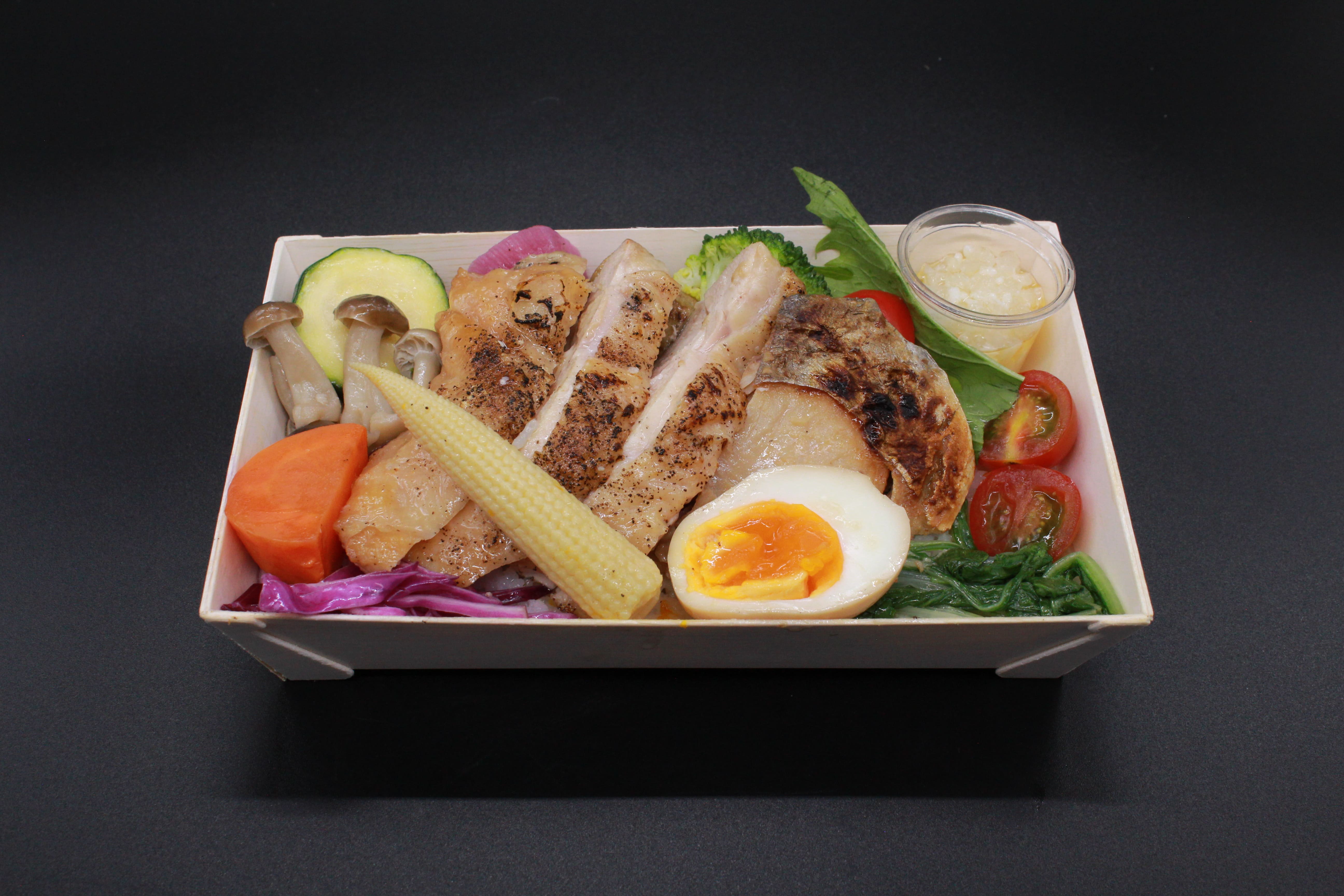 地鶏とサワラ西京焼きの蒸し野菜弁当
