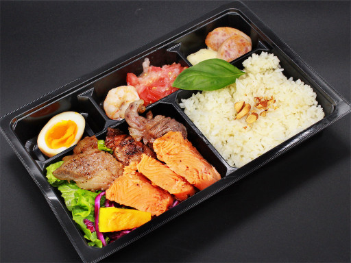 自家製スモークの牛ステーキとサーモン弁当