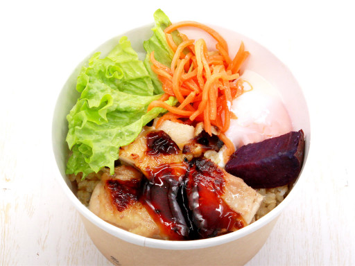 塩麹チキンの玄米照りたま丼