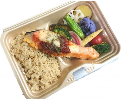 サーモンのトマチー炙りと８種の蒸し野菜の玄米弁当