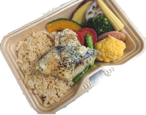 塩麴のスパイシー海鮮と８種の蒸し野菜の玄米弁当